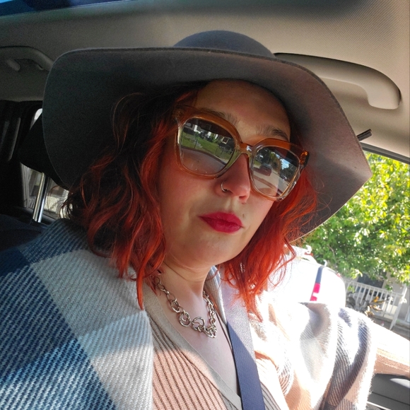 Meet your Posher, Brooke - Picture 1 of 1